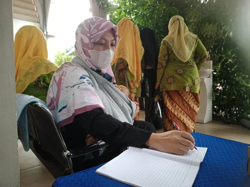 Meliput Berita sambil Menggendong Bayi, Perjuangan Relawan PWMU.CO