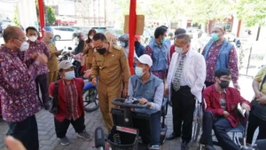 Wali Kota Hadiri Vaksinasi UMSurabaya, Ini Janjinya untuk Kaum Disabilitas
