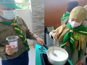 Es Kopyor dan Manfaat Pohon Kelapa di SD Almadany