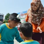 Guru Pun Sampai Berjingkrak-Jingkrak Memberi Semangat Siswa Main Estafet Es Kepal