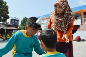 Guru Pun Sampai Berjingkrak-Jingkrak Memberi Semangat Siswa Main Estafet Es Kepal