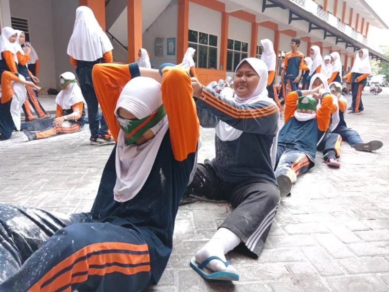 Asyiknya Lomba Ini, Ketika Tepung Berjatuhan di Kepala Sendiri