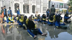 Lomba Agustusan Ini Bikin Murid Basah Kuyup
