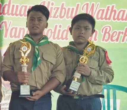 Anak yang Tampak Biasa-Biasa Itu Sumbangkan Enam Trofi untuk Madrasahnya