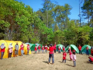 Jalin Keakraban Guru-Wali Murid Gelar Family Gathering di Hutan