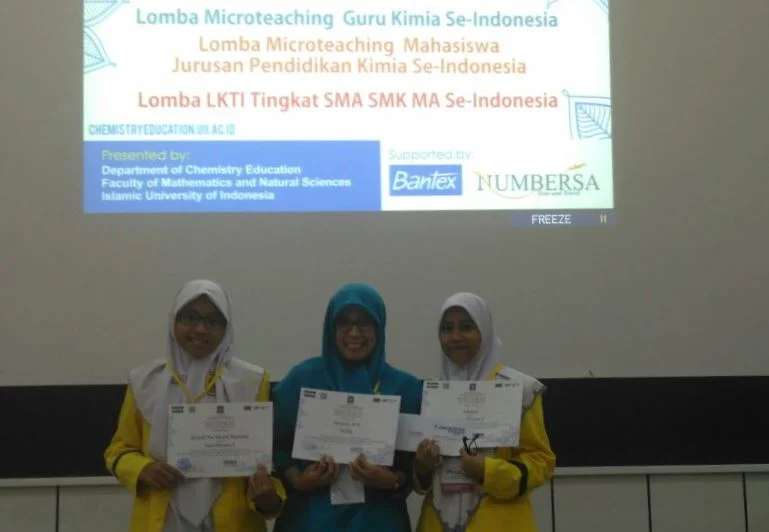 Farhana, Guru Kimia SMAM 10 GKB Juara Lomba Microteaching Nasional