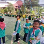 Siswa SD Mudabo Menikmati Keindahan Alam Pacet