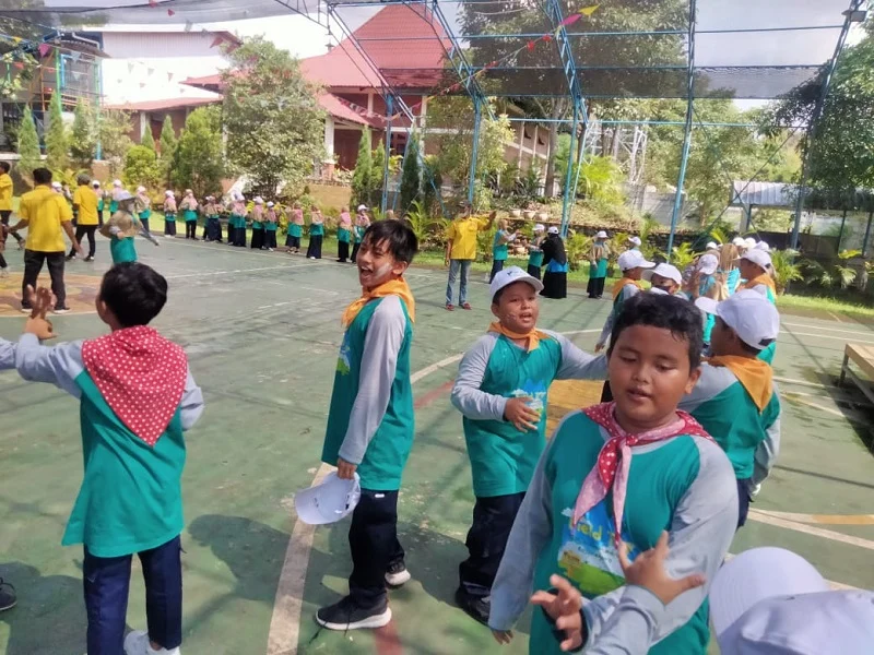 Siswa SD Mudabo Menikmati Keindahan Alam Pacet