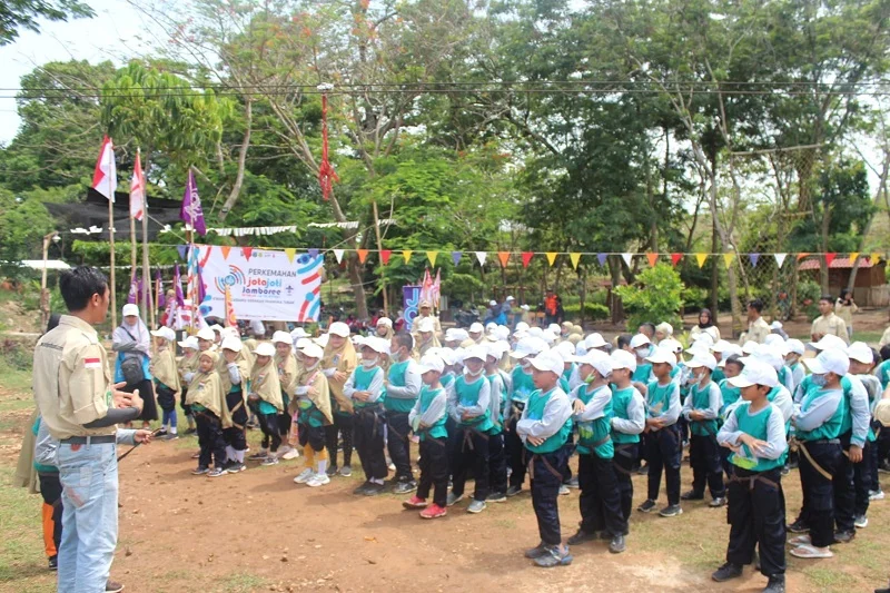 Serunya Flying Fox Siswa SD Mudabo di Sendang Asmoro