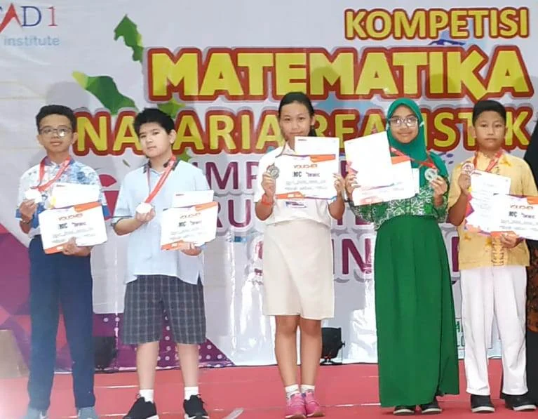 Di Masa Akhir Sekolah, Siswa Ini Persembahkan Medali Matematika