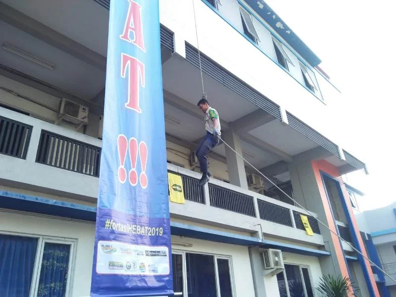 Peserta Fortasi Ini Terkejut, Ada yang Meluncur dari Puncak Gedung