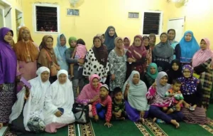 Kajian Parenting IMM di Kampung Stren Kali Jagir Wonokromo: 5 Sikap Istri yang Taat pada Suami