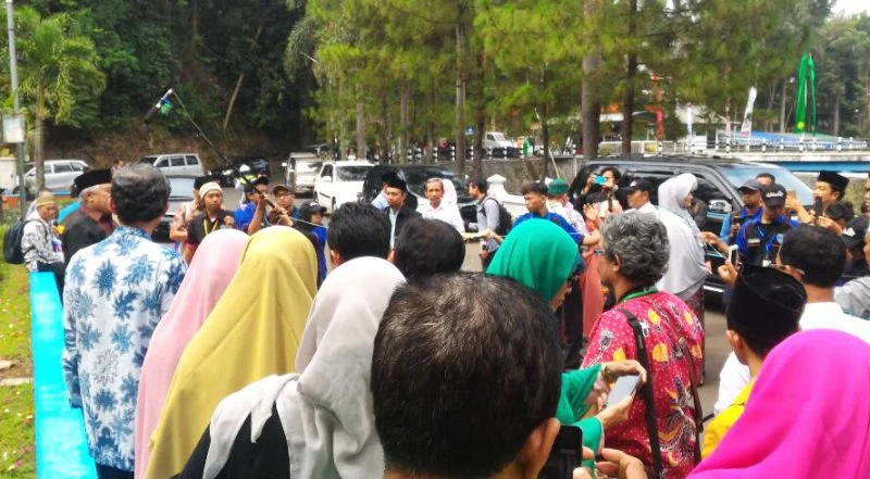 Ketika Din Syamsuddin Jadi Rebutan Foto Selfie Ibu-Ibu