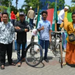 Bak Selebritis, Pasukan Ontel IPM asal Jember Jadi Rebutan Foto di Milad Bangkalan