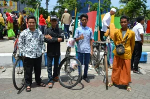 Bak Selebritis, Pasukan Ontel IPM asal Jember Jadi Rebutan Foto di Milad Bangkalan