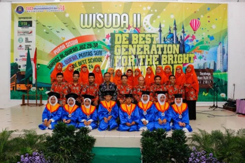 SDM 24 Surabaya Launching Spirit DE BEST pada Wisuda 2