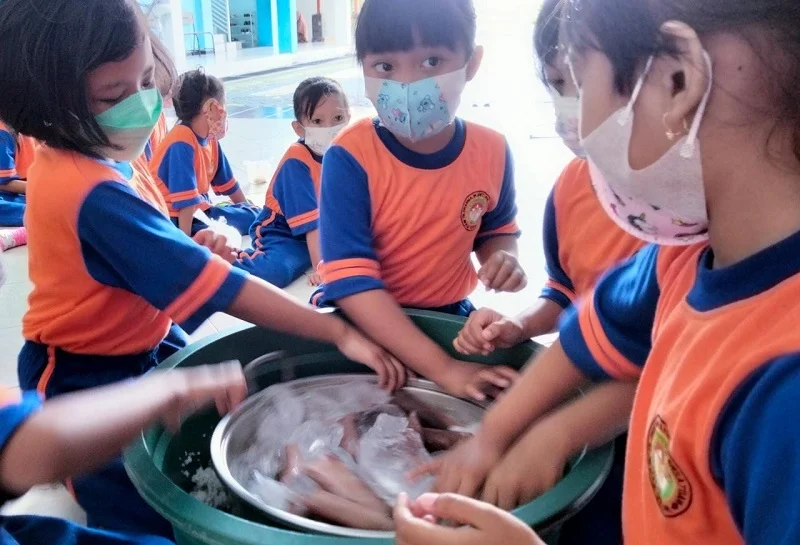 Bikin Es Puter dan Belajar Perubahan Bentuk di Berlian School