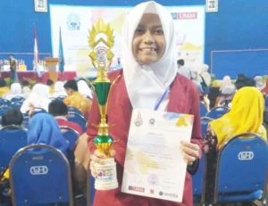 Di Tahun Terakhir Siswa Ini Persembahkan Trofi Kemenangan untuk Sekolah