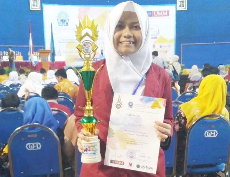 Di Tahun Terakhir Siswa Ini Persembahkan Trofi Kemenangan untuk Sekolah