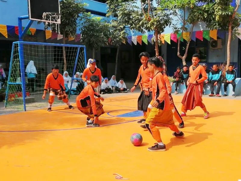 Hebohnya Pertandingan Futsal Bersarung ketika Ada yang Melorot
