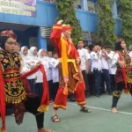 Mahasiswa Lithuania Itu Pede Saja Nari Remo Meskipun Gerakannya Kaku dan Lucu