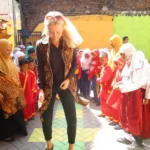 Gadis Lithuania Itu Doyan Pisang Goreng dan Terampil Juga Bermain Engkle