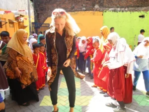 Gadis Lithuania Itu Doyan Pisang Goreng dan Terampil Juga Bermain Engkle