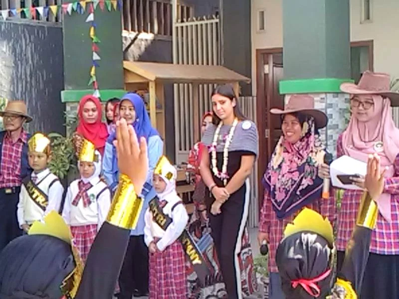 Kedatangan Tamu Gadis Portugal, Begini Meriahnya Sambutan Sekolah Ini