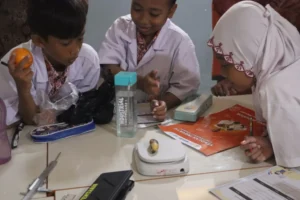 Siswa SD Muhammadiyah 7 Surabaya Belajar Mengukur Panjang dan Berat di Kelas Ilmuwan