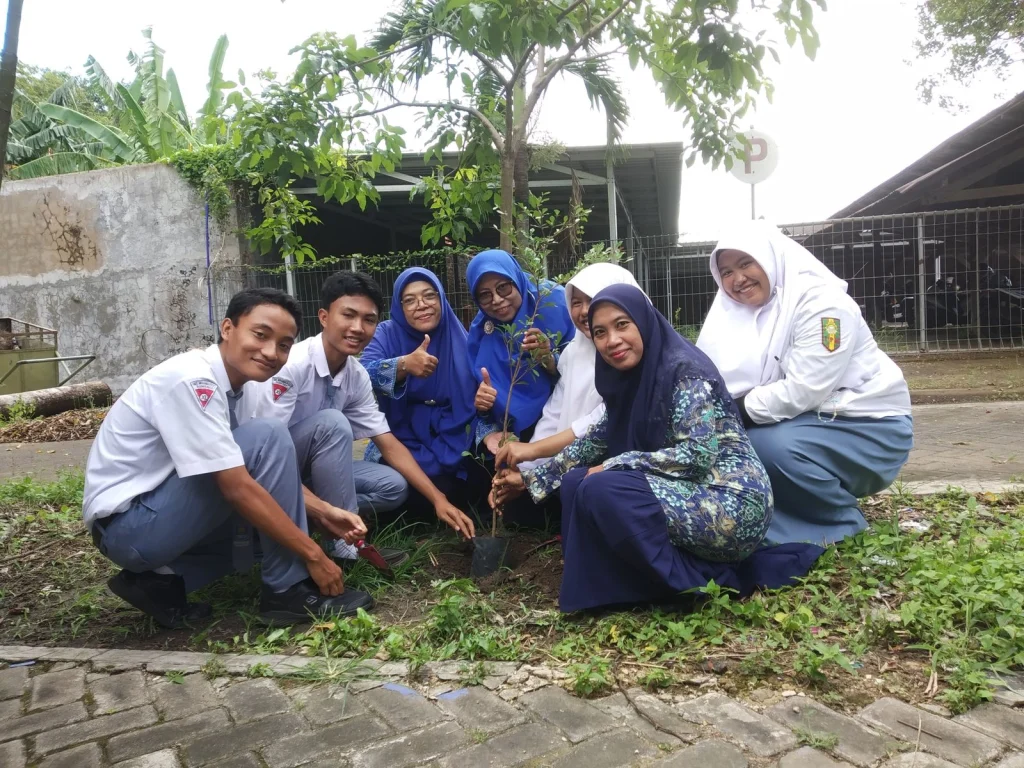Smutu Tanam 50 Bibit Pohon untuk Wujudkan Sekolah Hijau