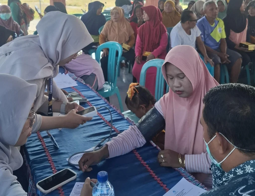 Senyum Lansia dan Tensi Gratis: Mahasiswa KKN UMG Hadirkan Sentuhan Kemanusiaan di Dusun Jedong