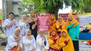 Gandeng Dokter Muda FK UM Surabaya, PDNA Lamongan Gelar Pashmina Goes to Public di Alun-Alun