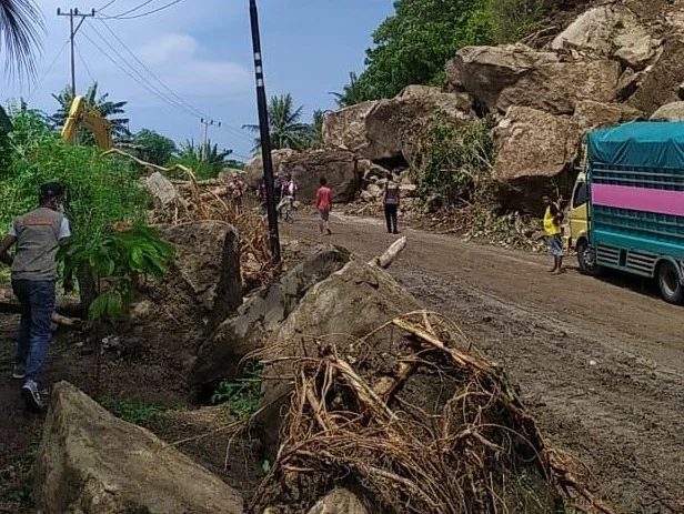 Jalan Mamuju Longsor, Kiriman Bantuan Terhambat
