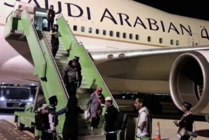 Mengharukan! Di Madinah, Calon Jamaah Haji Sepuh Ini Digendong Rektor UMSurabaya dari Pesawat