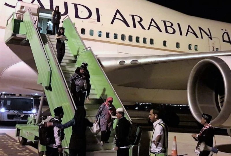 Mengharukan! Di Madinah, Calon Jamaah Haji Sepuh Ini Digendong Rektor UMSurabaya dari Pesawat