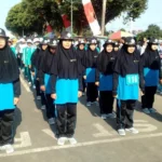 Ketika Para Guru Mengikuti Gerak Jalan, Para Murid Jadi Suporter