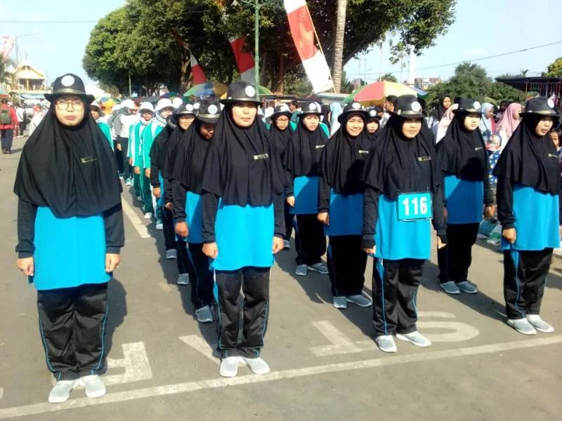 Ketika Para Guru Mengikuti Gerak Jalan, Para Murid Jadi Suporter