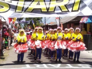 Pakai Busana Kresek, Tim Gerak Jalan SD Ini Rebut Juara 2