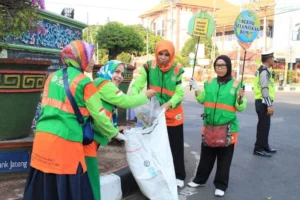 Jalan Sehat sambil Pungut Sampah