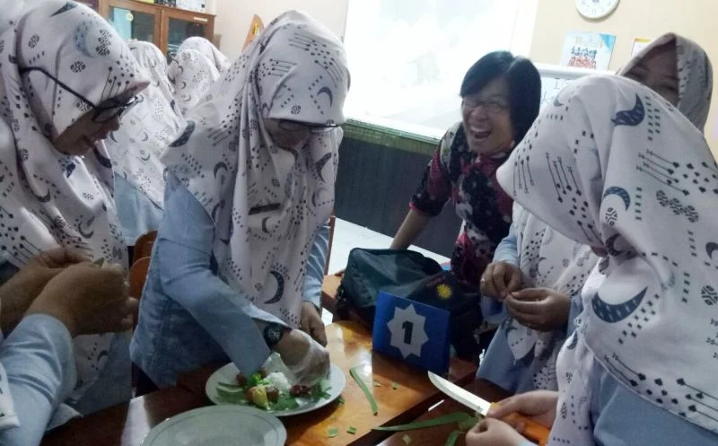 Guru-Guru Ini Asyik Uthak-Athik Gethuk Demi Pembelajaran yang Menyenangkan