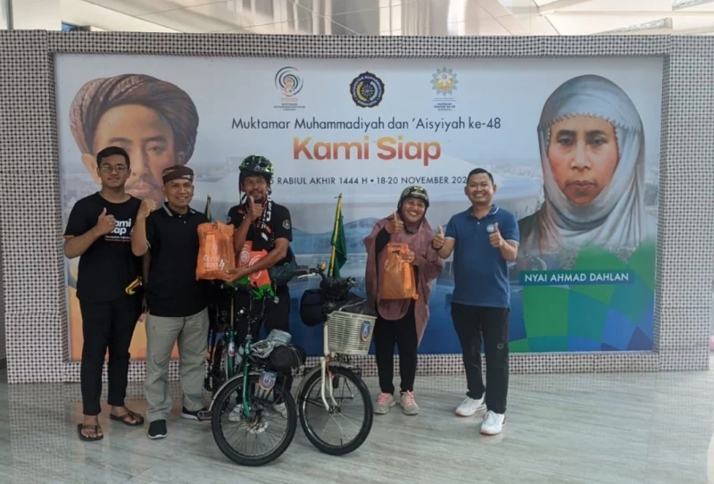 Suami Istri Ini Gowes dari Purbalingga Hadiri Muktamar