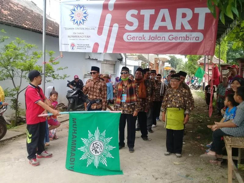Meski Usia Berkepala 4, Peserta Gerak Jalan Milad Ini Masih Bersemangat