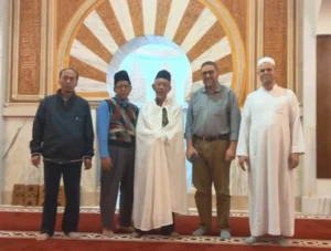 Shalat di Masjid Granada dengan Imam Berbaju Dua Lapis