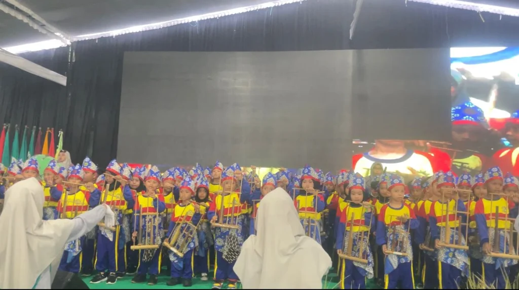 Angklung Kolosal Siswa TK Aisyiyah Se-Gresik Memeriahkan Musyda