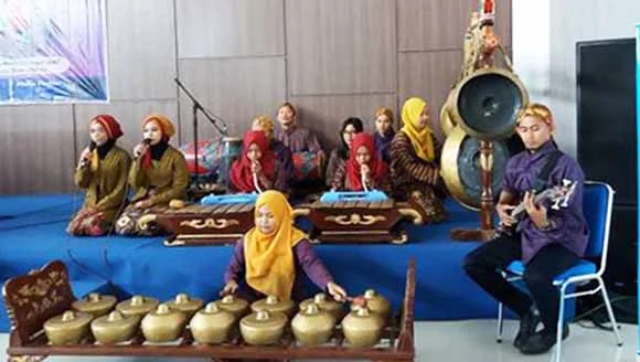 Diiringi Musik Gamelan, Mars Muhammadiyah Sang Surya Hadirkan Nuansa Jawa di Kampus UMG