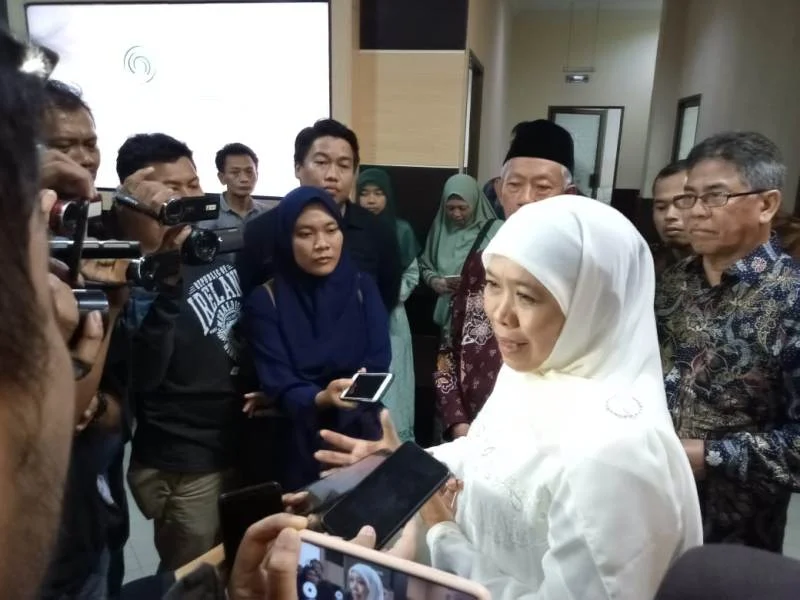 Gubernur Jawa Timur Diece Tumpukan Sampah Kali Buntung