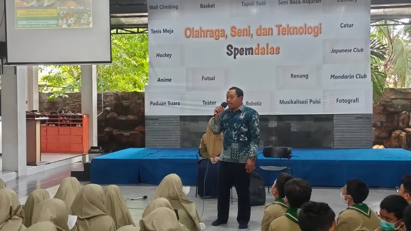 Siswa Spemdalas Belajar Kolak Ayam Khas Gumeno