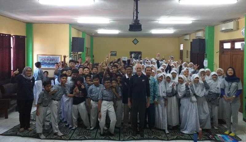 Guru Aussie Mengajar Bahasa Inggris dengan Brainstorming