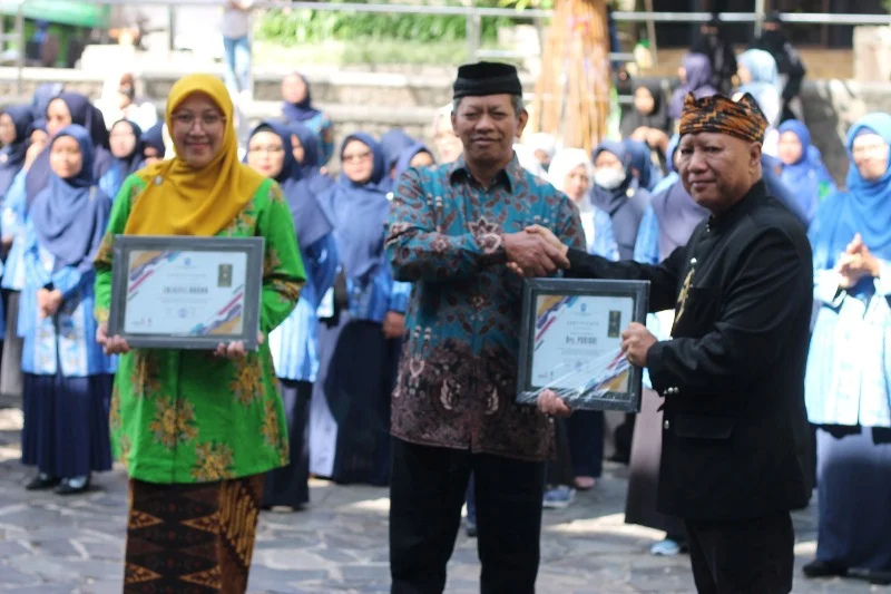 Guru Muhammadiyah Kota Batu Terima Penghargaan di Hari Milad