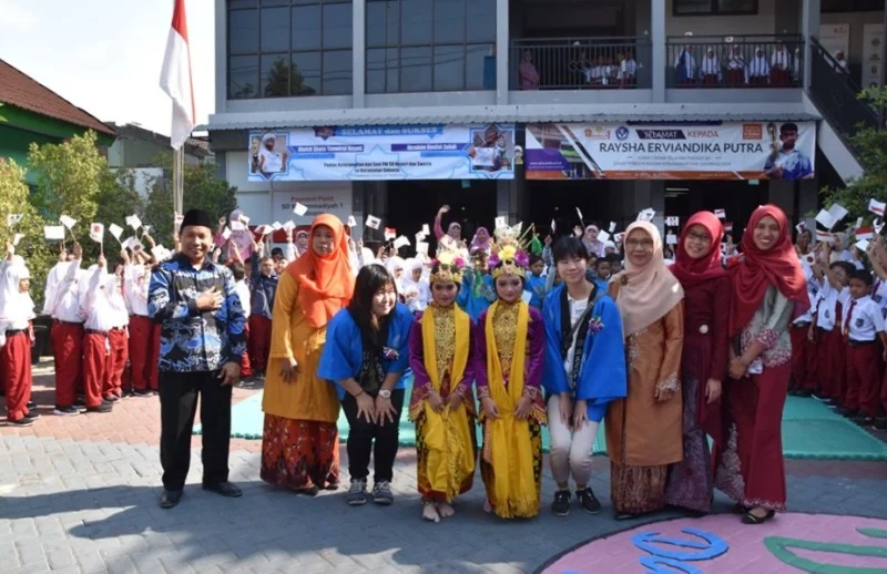 Sambut Kedatangan Guru Jepang dengan Tarian Banjar Kemuning
